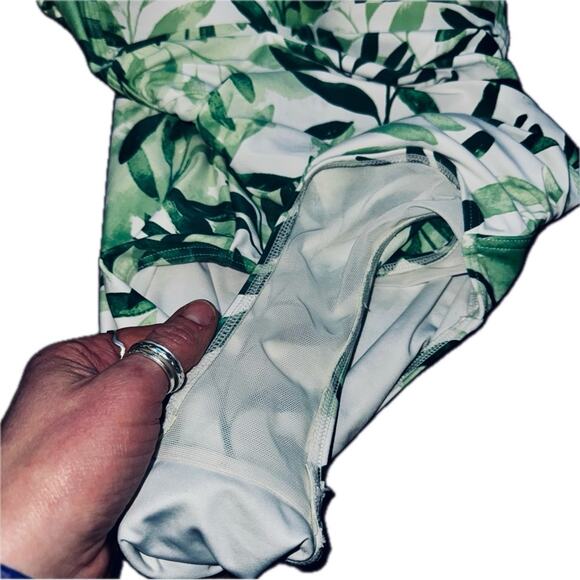 NIPTUCK Swim Green Oasis Isla “Joanne” C/D Padded Cup Wireless One-Piece 6 Small - Picture 3 of 9